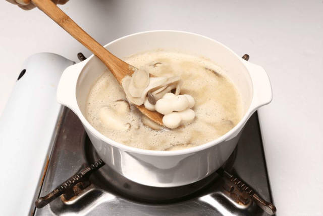 炖蘑菇汤要不要焯水,火夫无意说漏嘴,30年的蘑菇真的是白做了