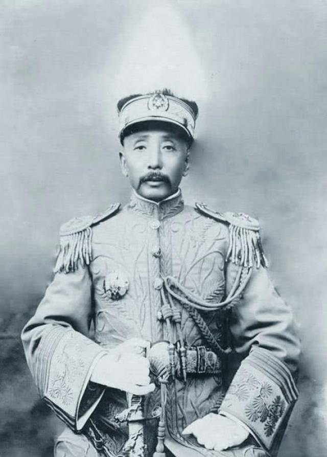 他曾经称霸东北几十年,一代枭雄张作霖的珍贵老照片!