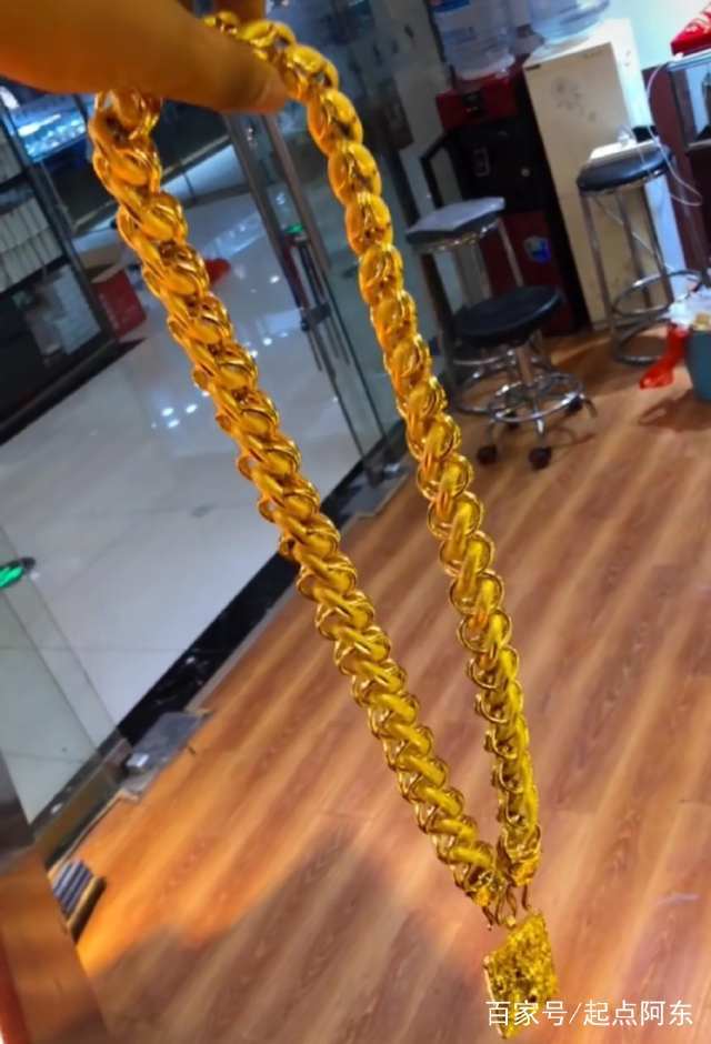 那些戴大金链子都是什么人,真是有钱人吗?行家分析后才明白