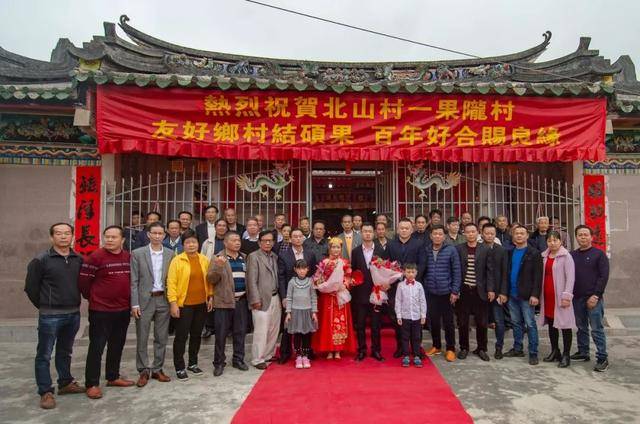 上午10点,北山村老祠堂已经挤满了前来祝贺的村民. 新人跪拜祖