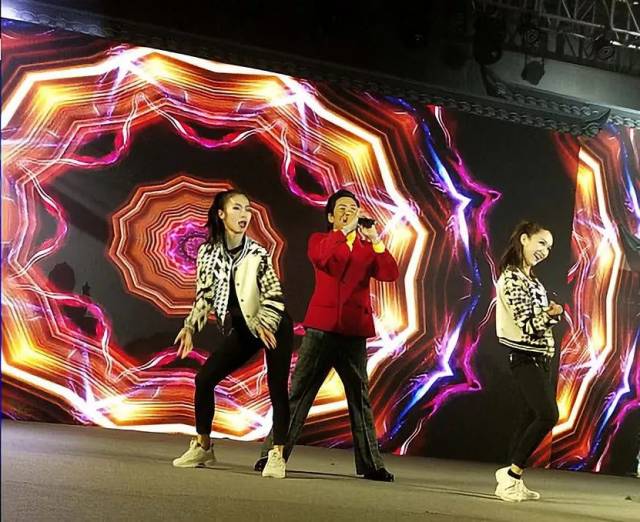 亚洲舞王杜德伟劲歌热舞嗨爆李渡"国粉节",东乡人民快看