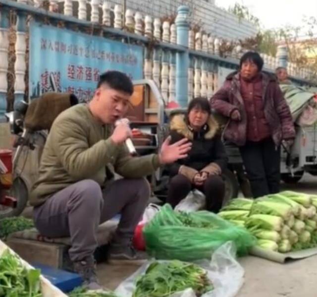 近日,有一位来自河北唐山的农村小伙突然间就火了起来.