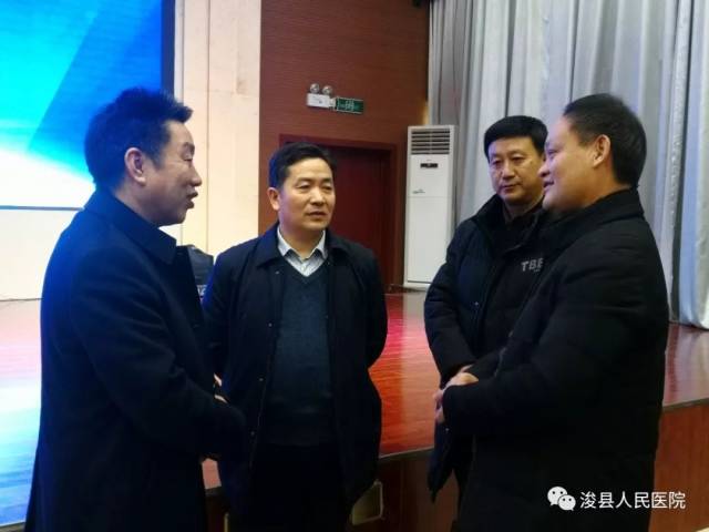 随后,政府副县长于新乐同志为郑大一附院杜玉明教授颁发了浚县人民