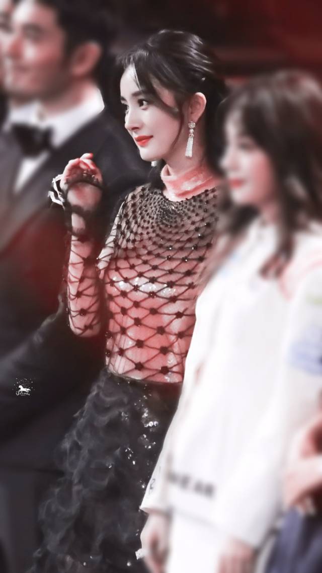 杨幂纯黑破洞渔网裙出席活动高贵冷艳女王范十足