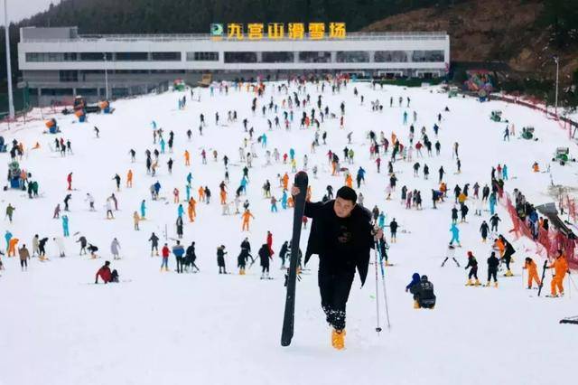 第二天,她们将来到九宫山滑雪场体验咸宁极致的