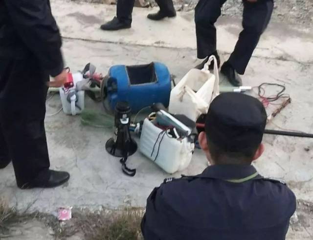 【视频】河滩惊现电鱼技能交流大会!渔政终