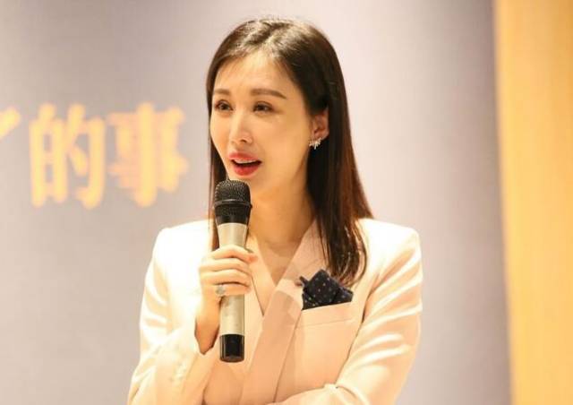 王石妻子田朴珺现身活动,网友:这双眼皮新做的吗