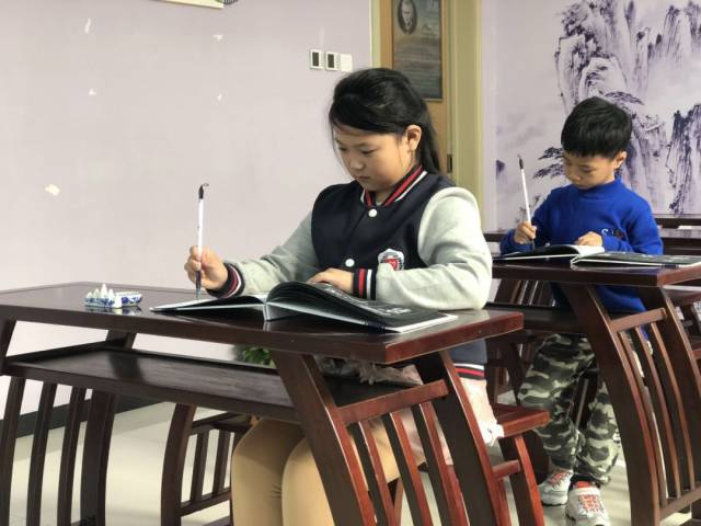 毛笔字是中国的传统文化,课上梓妍同学认真学习写毛笔字.