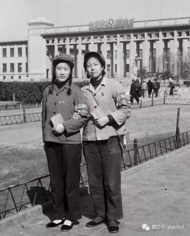 1967年10月,两个年轻女工在天安门广场合影.