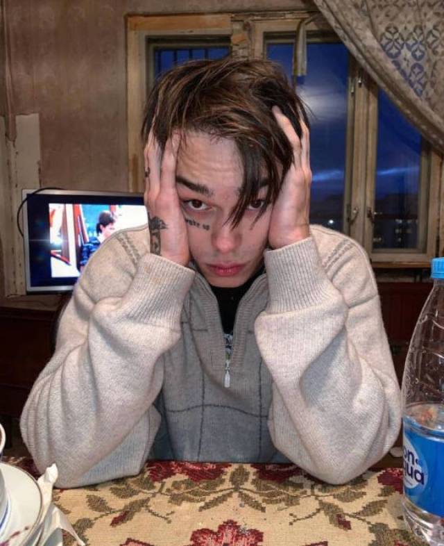 人生清单:拥有自带厌世脸的纹身丧系男友