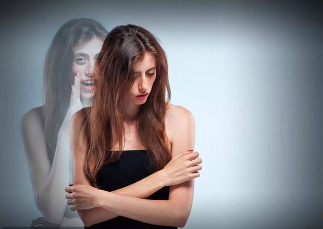 困扰女生的世纪难题来了:冬天要不要穿内衣?内衣外穿玩出新花样?