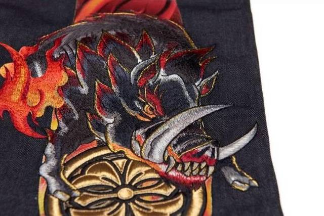 cock大m以高端熨画印制,两边配上气势汹汹的野猪立体刺绣,寓意新一年