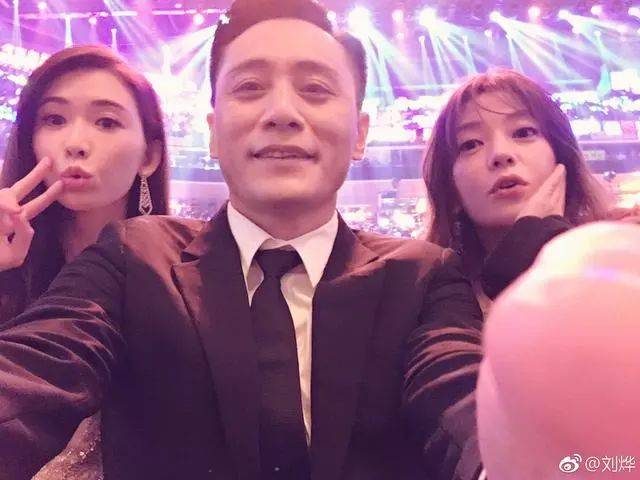 杨幂唐嫣同框站位又被说关系崩了,全程和李易