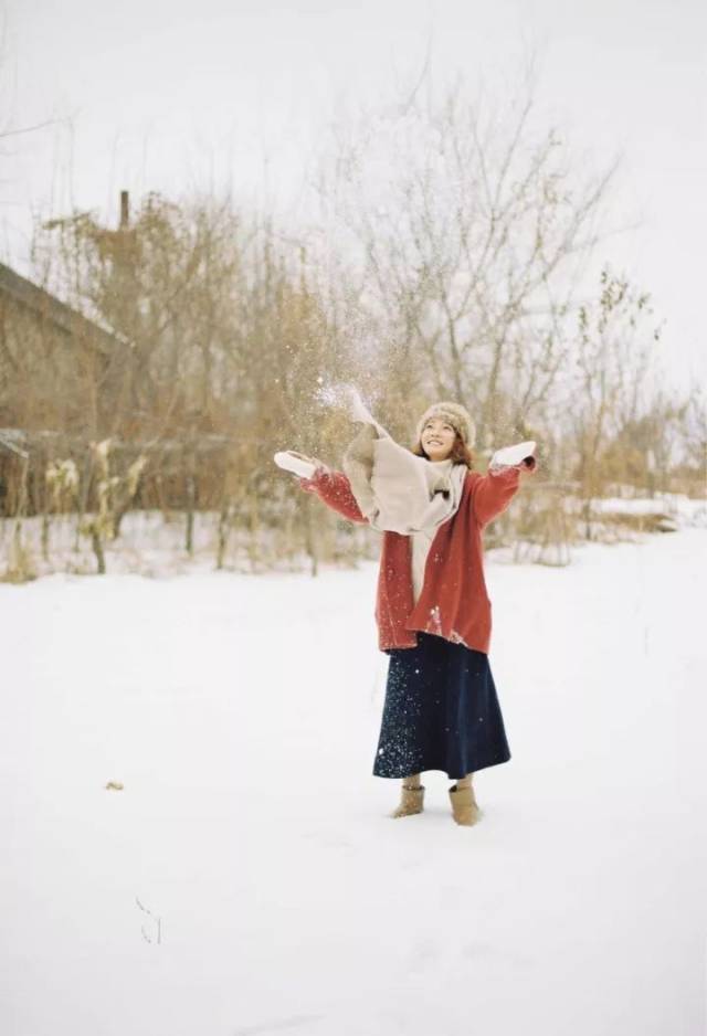 雪地沉思的女孩