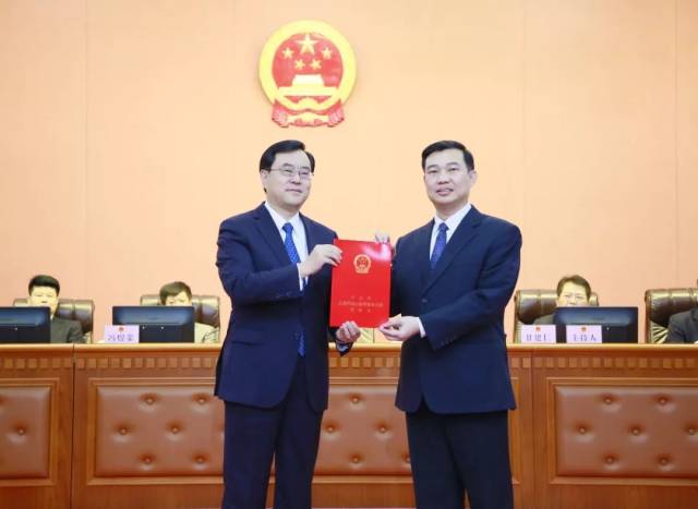 黄振球同志任市政务服务数据管理局局长