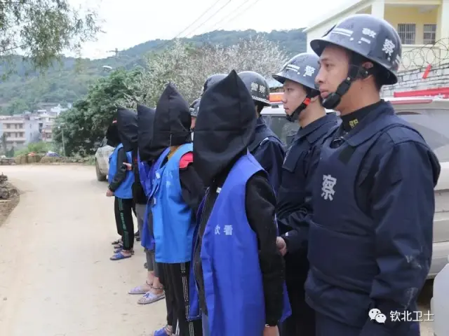 钦州某镇出现一群带着手铐脚镣的蒙面男子,究竟怎么回事