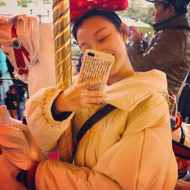倪妮游迪士尼,晒一大波美照,俏皮又少女!