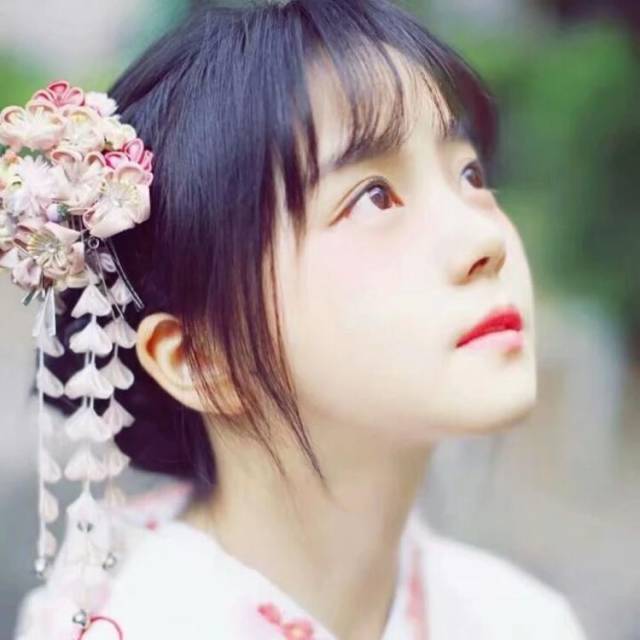 别想了,水瓶座可是冰雪女神,是真的不苟言笑,如果笑起来该是什么模样