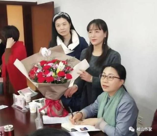 闫瑾：春华秋月总是情 ——闫瑾散文集《我们在一起》序言
