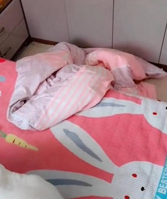 爸爸睡觉跟宝宝抢被子,看睡姿是亲生的,网友:想过宝宝感受吗