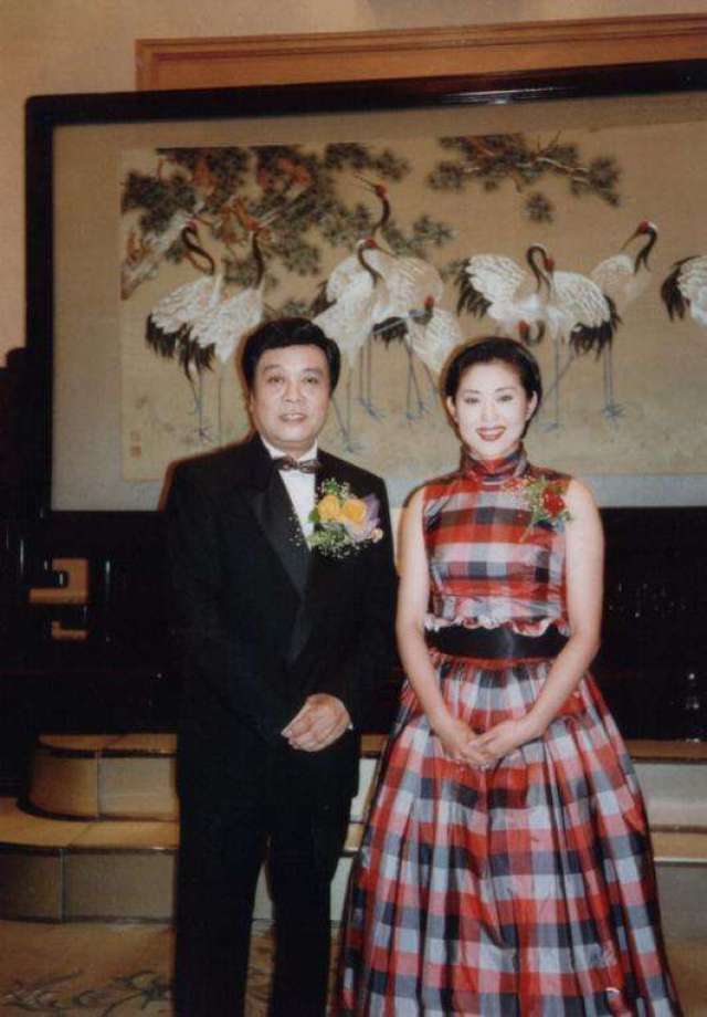 赵忠祥和左岩,这张合影吸引了网友的注意力,两人坐的非常近,女方似乎