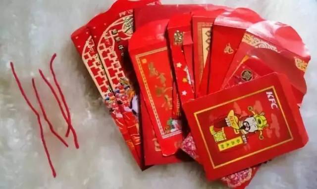 制作步骤:将利市封背面朝上,如图将双面胶贴到封口两侧.