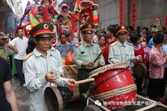 此锣鼓班由高鼓,斗锣,大钹,哨呐为主组成,为"神"的前呼乐队 6,"天妃"