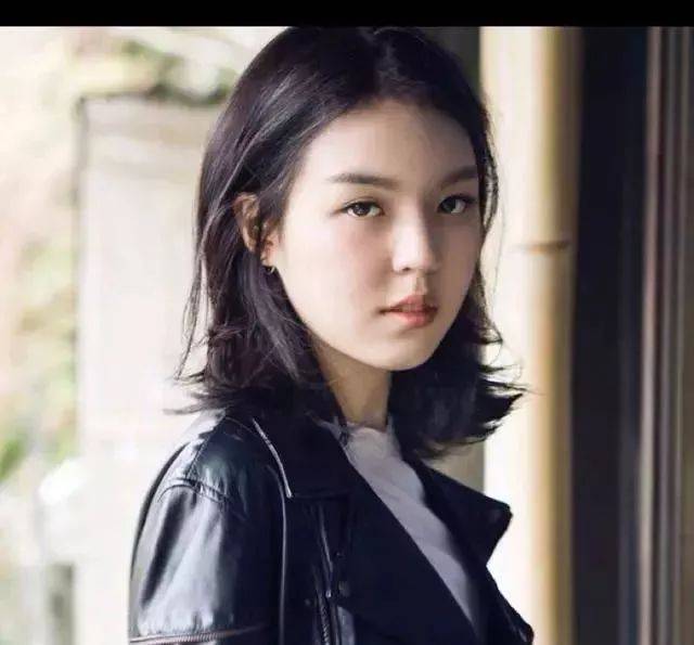 李咏去世三个月,女儿法图麦穿抹胸泳装秀身材却引争议