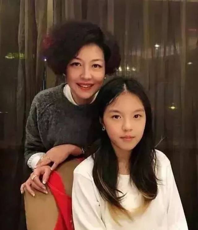 李咏去世三个月,女儿法图麦穿抹胸泳装秀身材却引争议