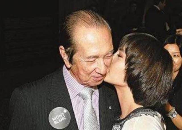 赌王也曾说过,之所以独爱这个女儿,正是因为何超仪的叛逆个性很像年轻