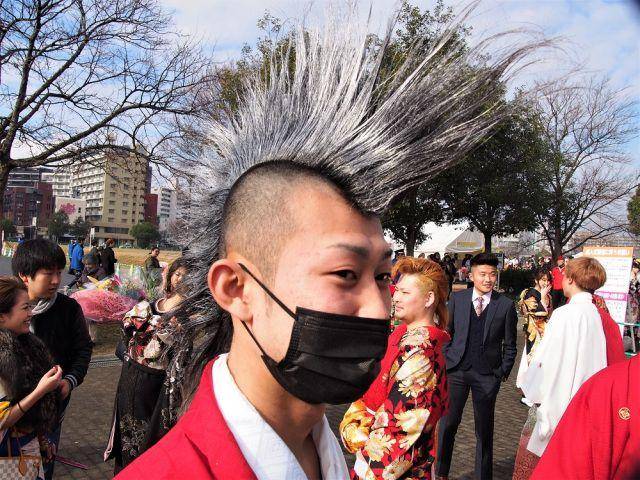 打扮成飞机头暴走族的女孩也是有的.