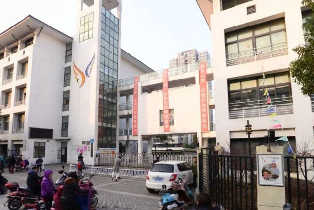 解放路小学教育集团香梅小学是常州市天宁区5所小学整体实行的"全课程