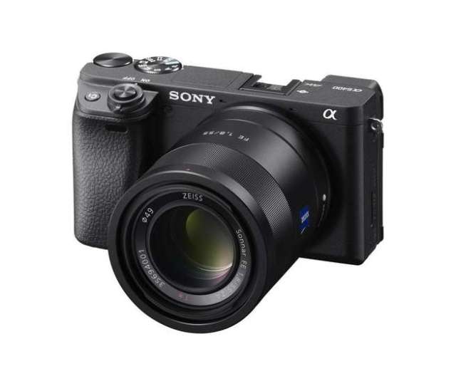 索尼的a6400是一款aps-c相机,拥有大量的全画幅创新