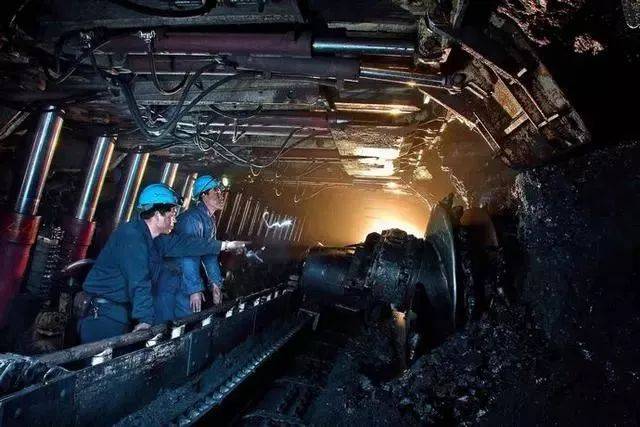 煤矿井下采煤一线的工人日常工作写实,他们的工作