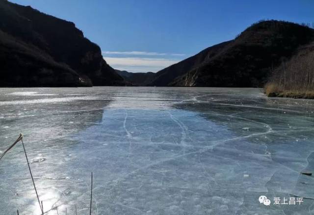 水库结冰以后 有冰瀑和气泡冰奇观 很多城里人开车到这里 就是为了