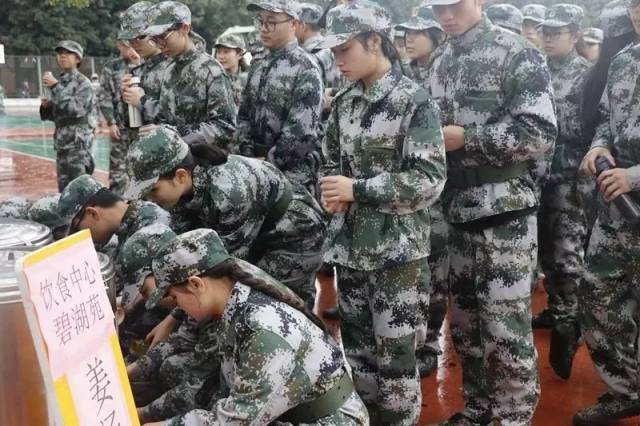 军训风采 天气温度持续走低,保暖应对各有妙计