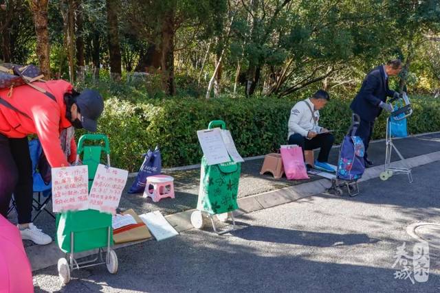 昆明弥勒寺公园相亲角大揭秘!年薪30万的男生没人要.