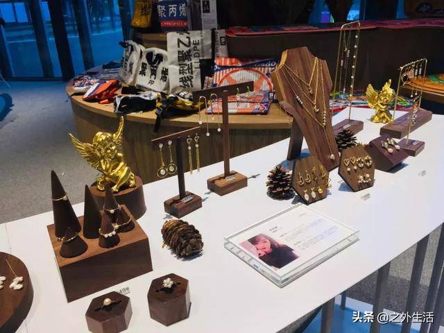 推门而入,美感将时光减速,精致而富有个性的文创陈列占满了整个展厅.