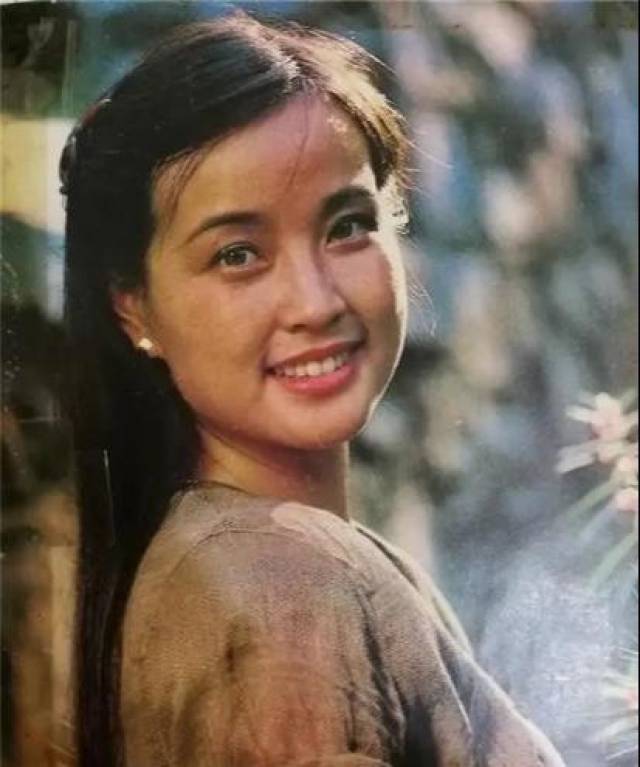 林青霞邓丽君都梳过"小鹿纯子"发型,来看看她们能美过