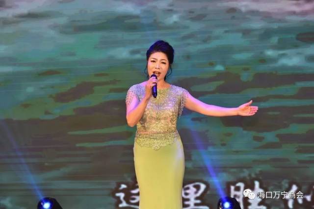 第十个节目:独唱《海南之恋》,表演者:万宁籍歌唱家林香.