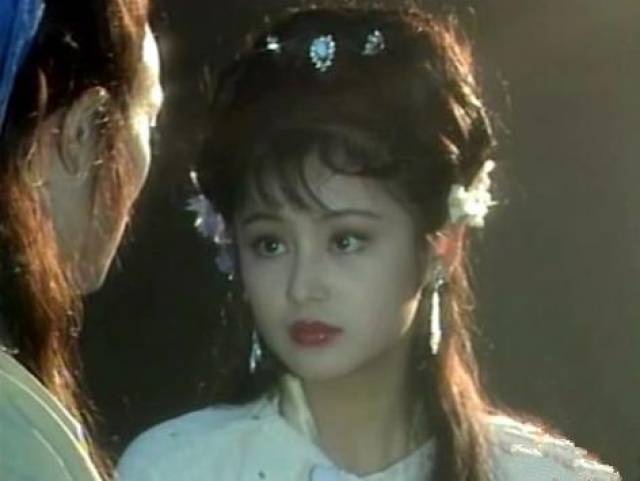 陈红19岁的时候还曾在89年的影版《红楼梦》中客串出演林黛玉的丫鬟"