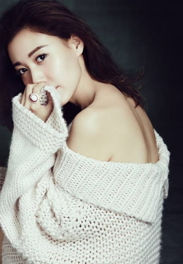 "林小娘"高露冬日写真曝光 长腿吸睛美背惹眼