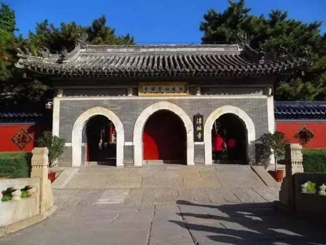 中国古代寺庙的布局大多是从山门殿开始,殿内有两大金刚(哼哈二将)