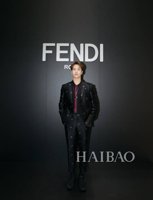 王嘉尔亮相fendi 2019秋冬男装秀