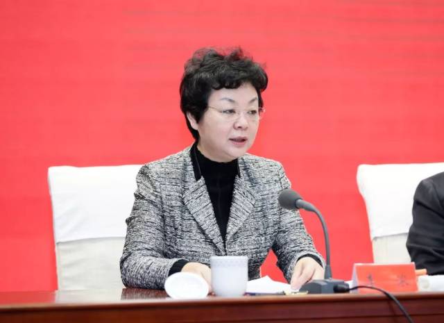 市委常委,组织部部长李浓就《运城市机构改革方案》作说明.