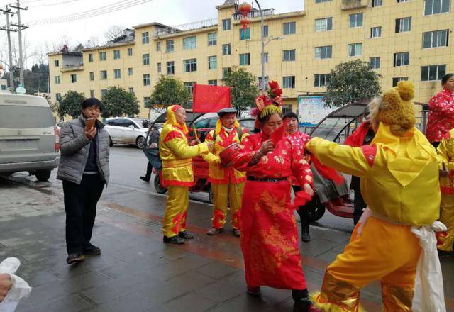 务川:浞水镇群众自发组织为沧浪社区送新年祝福