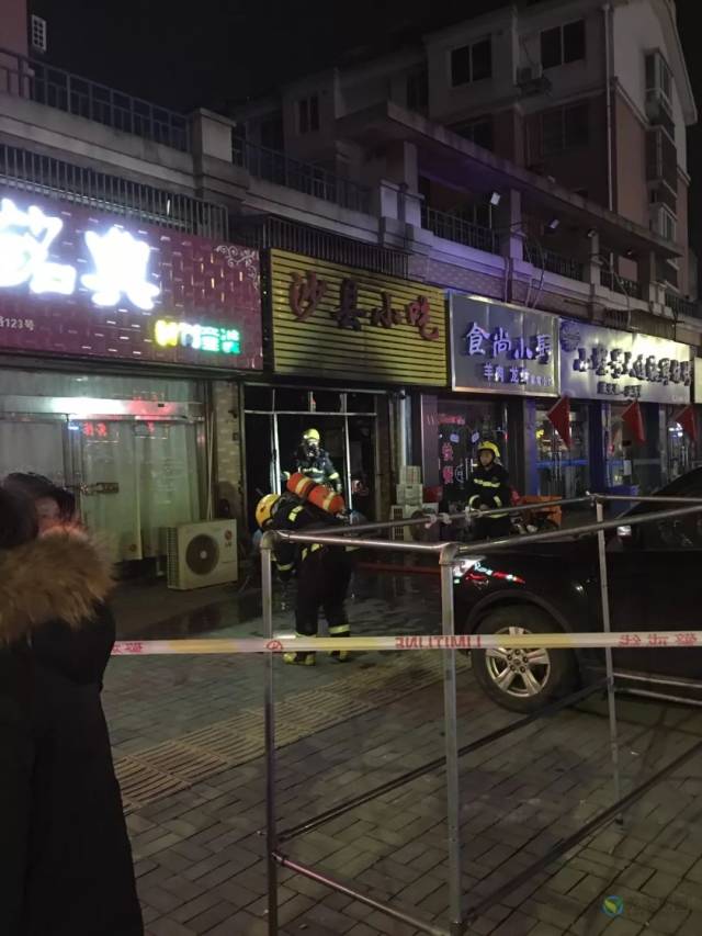 泰兴新区菜场对面沙县小吃发生火灾!
