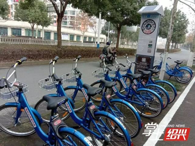 叮嗒出行"app,完成实名注册,支付押金后,再扫一扫新型公共自行车的