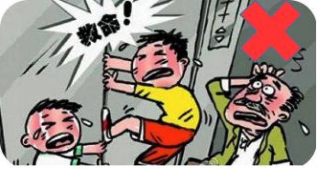 【电梯安全】被困电梯徒手扒门的危害你知道吗?