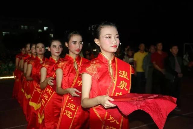 温泉中学隆重举办70周年庆典文艺演出暨颁奖晚会(组图